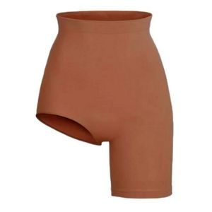 SKIMS Seamless sculpt Solution Short Right Leg Exposed Small